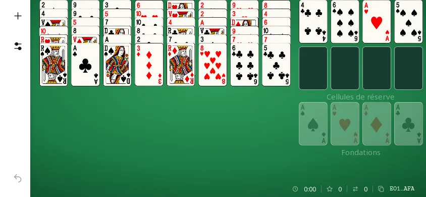 Eight Off sur téléphone à l’horizontale : début de partie, huit colonnes de six cartes sur le tapis vert, quatre cartes dans les cellules, fondations encore vides.