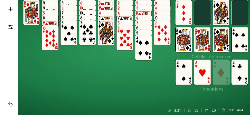 Eight Off sur téléphone tenu à l’horizontale : partie en cours sur le tapis vert, huit colonnes de cartes, les cellules et les quatre fondations, temps, score et coups.